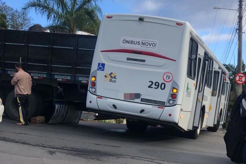 Fotos: caminhão desce rua de ré e colide com ônibus em Criciúma