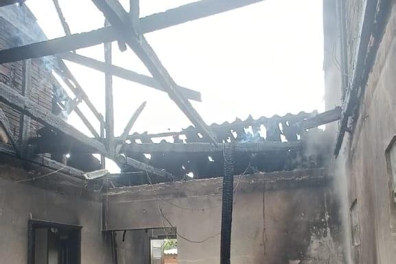 Incêndio compromete estrutura de garagem em Praia Grande
