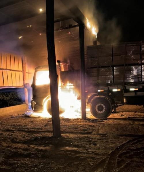Içara: estacionado em garagem, caminhão tem cabine destruída por incêndio