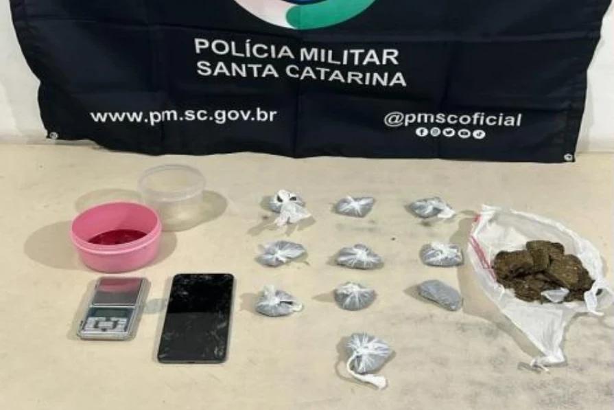 Jovem é preso por tráfico de drogas após tentativa de fuga