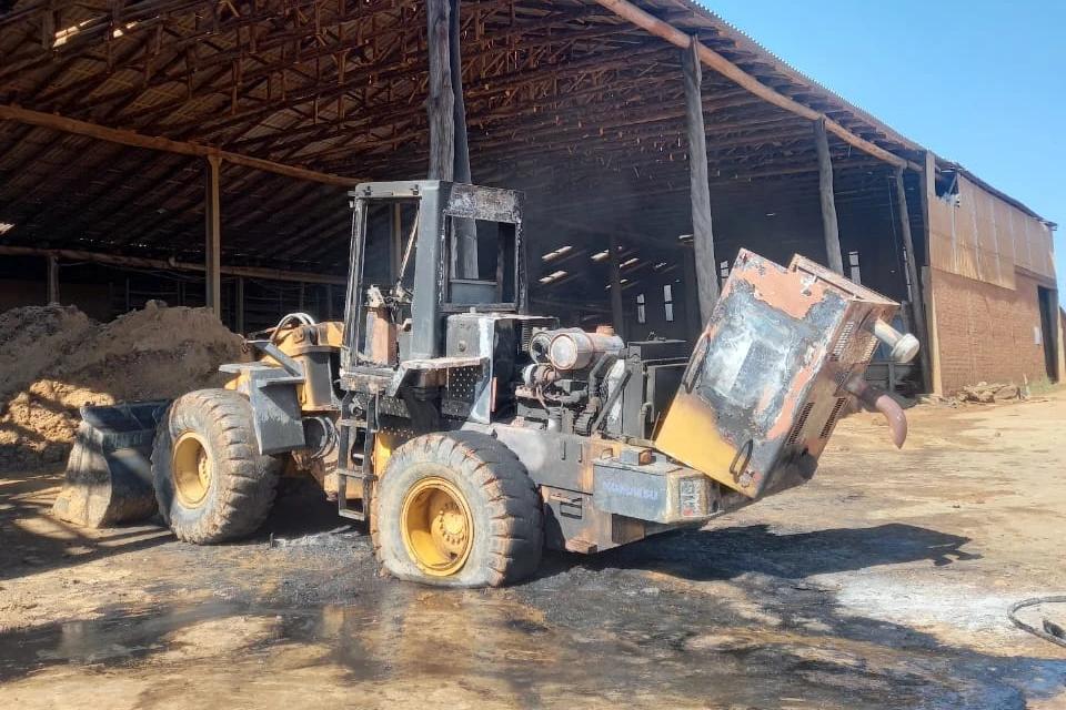 Incêndio em pá carregadeira mobiliza bombeiros na BR-101