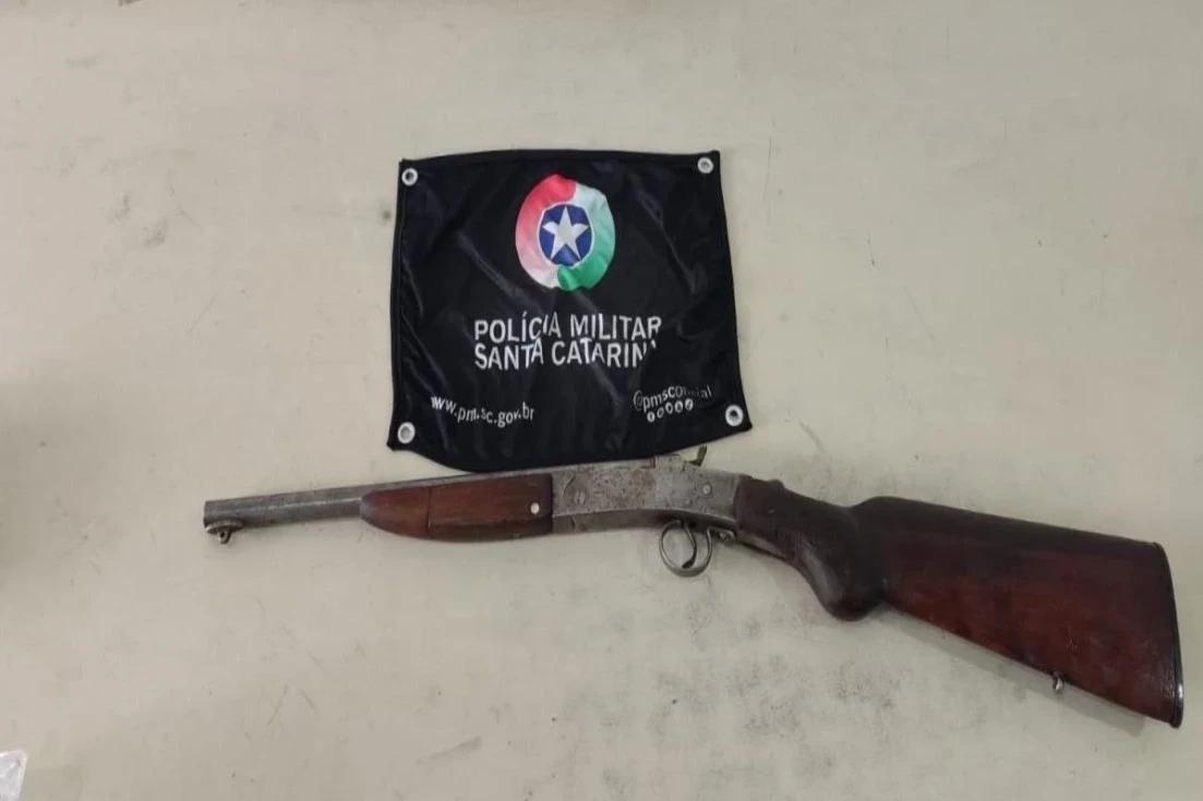 Motorista sem habilitação tenta fugir da PM; espingarda é apreendida