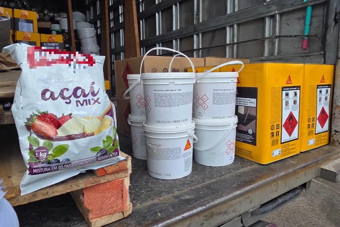 Caminhão é flagrado transportando alimentos com produtos químicos na BR-101