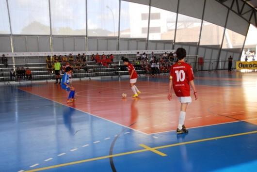 No futsal, um fora e outro classificado