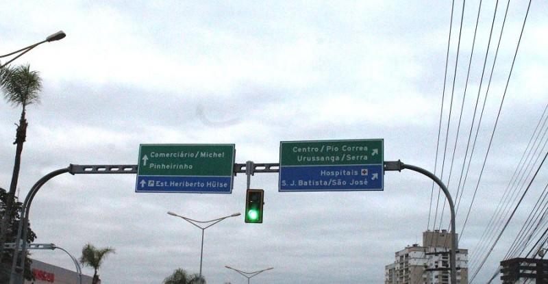 Semáforos de Criciúma são colocados juntos com placas 