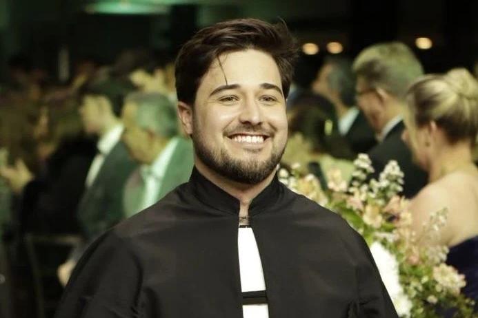 Médico de 25 anos morre após colidir moto contra poste na BR-101