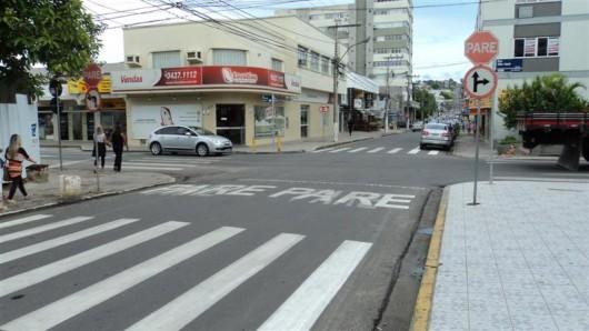 Sinalização reforçada na rua João Pessoa, em Criciúma