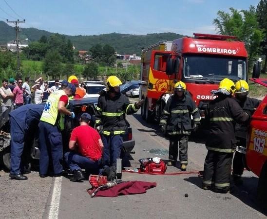 Ocupantes de veículo ficam presos em ferragens após colisão com caminhão 