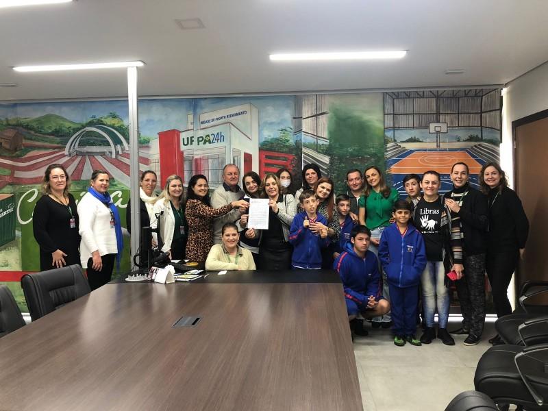 Executivo encaminha projeto de lei que garante o acesso à Educação Bilíngue em Criciúma