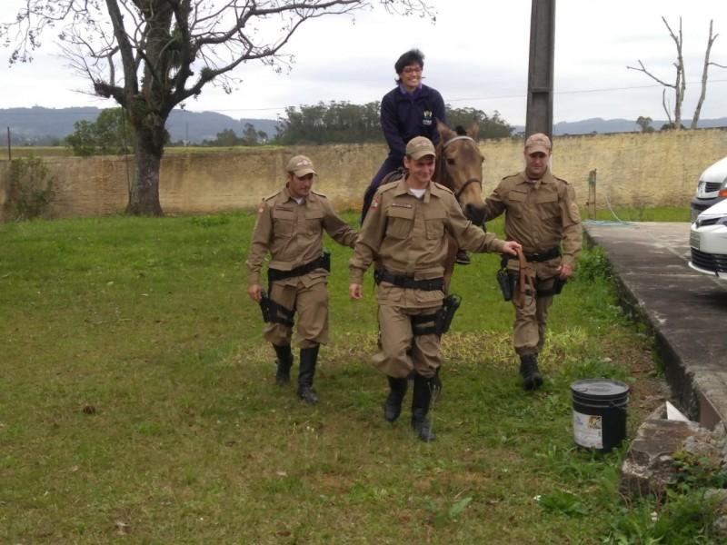 Alunos da Apae de Sombrio visitam Companhia de Patrulhamento Tático de Criciúma
