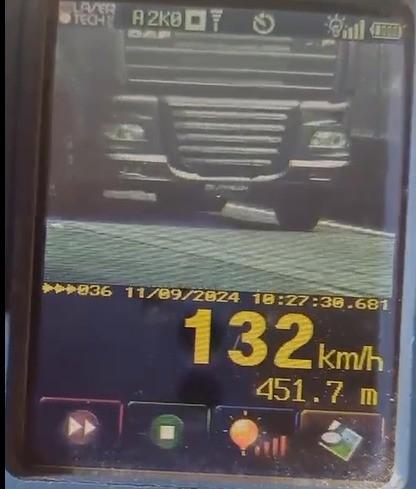 Laguna: caminhão é flagrado pela PRF a 132 km/h na BR-101