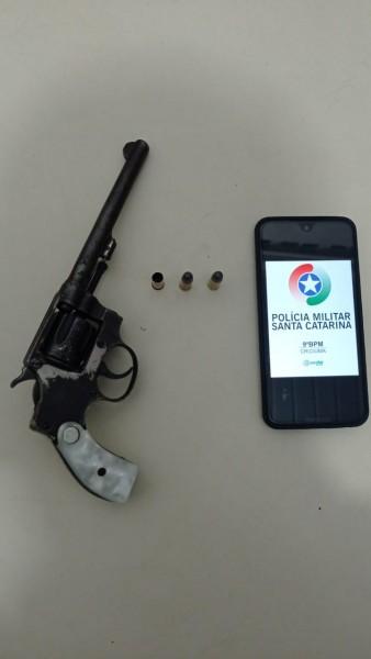 Homem é preso por posse ilegal de arma de fogo