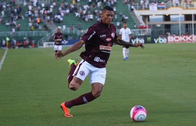 Criciúma contrata dois atacantes e atletas já estão no Centro de Treinamento 