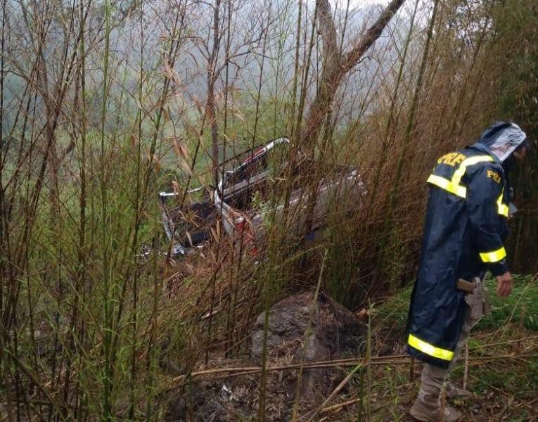 Motorista perde o controle da direção, sai da pista e capota 
