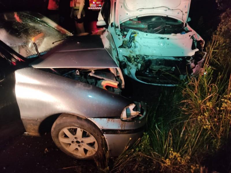 Motorista perde controle do carro, invade pista e colide frontalmente com outro veículo
