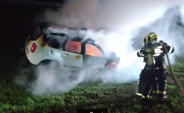 Após acidente, carro pega fogo na BR-101