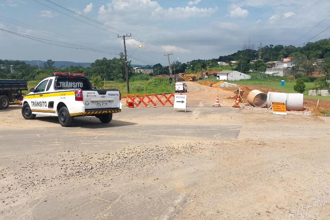 Obras do Binário mantêm rua interditada em Criciúma