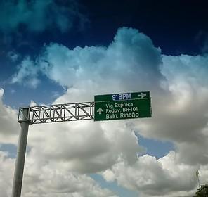 Erro de português chama a atenção em placa da Via Rápida