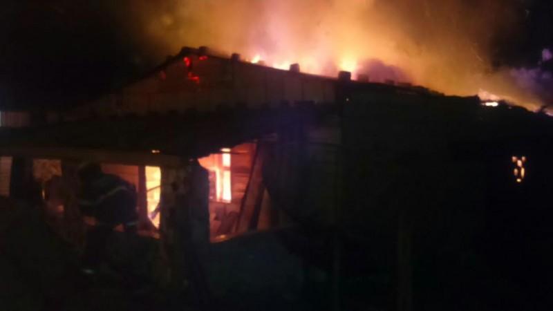 Casa é destruída em incêndio