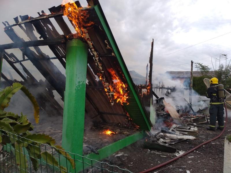 Residência é consumida por incêndio em Balneário Arroio do Silva
