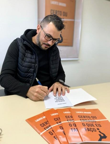 Fumacense lança livro e parte da renda será destinada a projeto missionário na África 