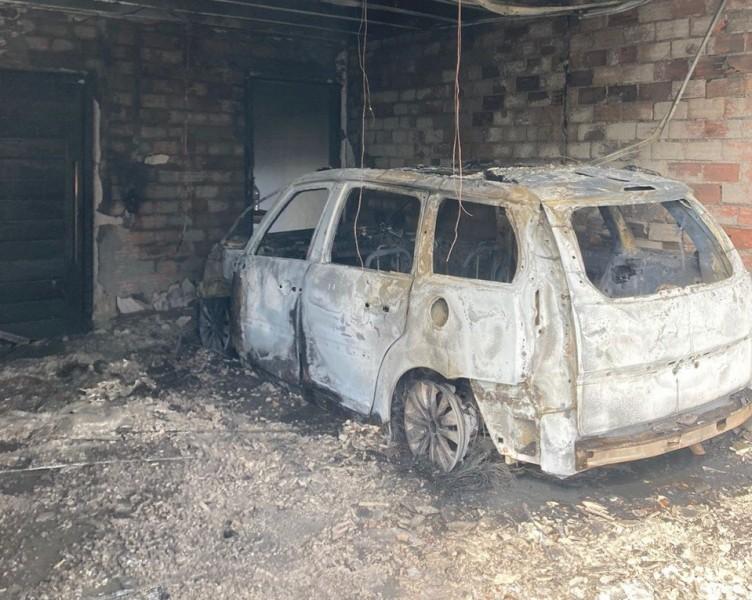 Carro fica destruído após pegar fogo em Araranguá