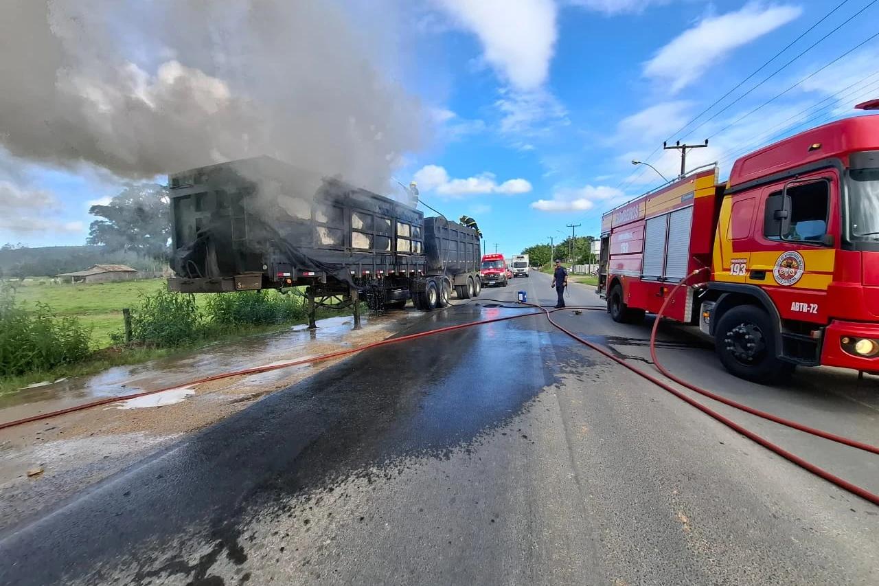 Bombeiros combatem incêndio em carreta carregada com rejeitos industriais