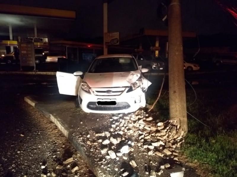 Motorista embriagado colide veículo em poste na Avenida Santos Dumont