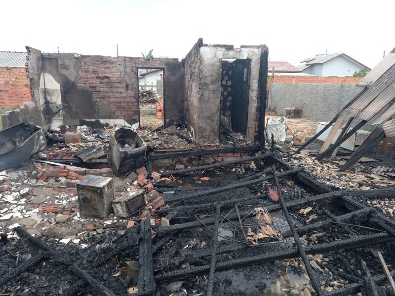 Incêndio atinge três casas em Balneário Rincão 