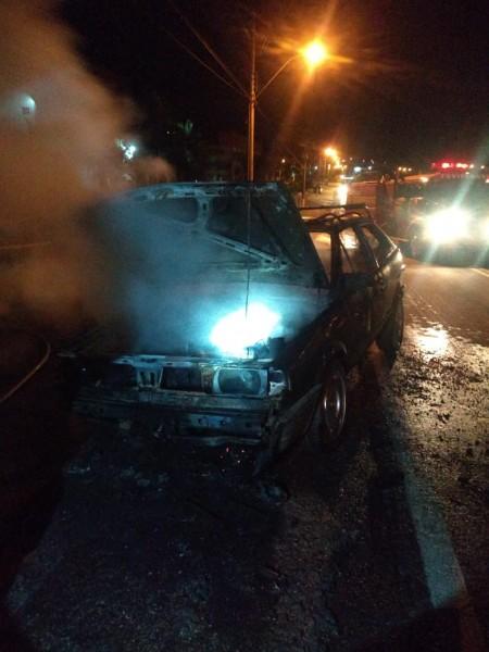 Veículo com placas de Içara é destruído por incêndio em Morro da Fumaça 
