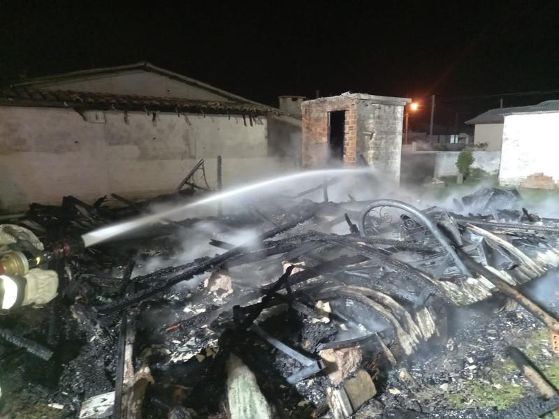 Casa é destruída por incêndio no Balneário Rincão