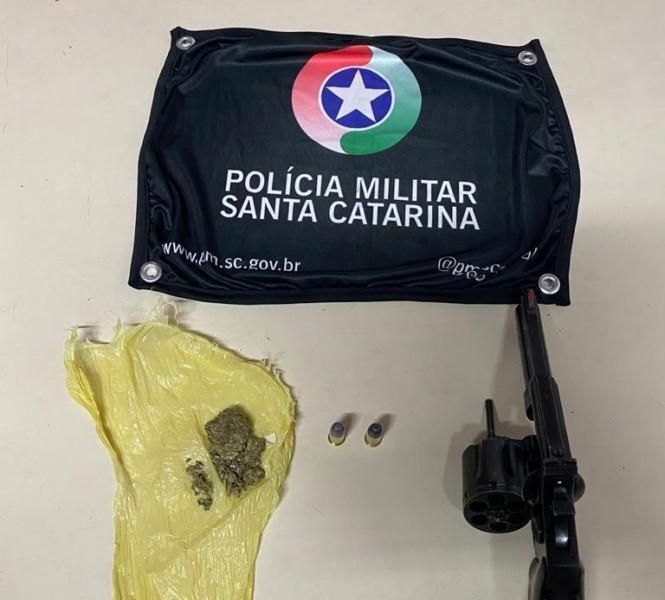 Dois são detidos com maconha, revólver e munições em Criciúma