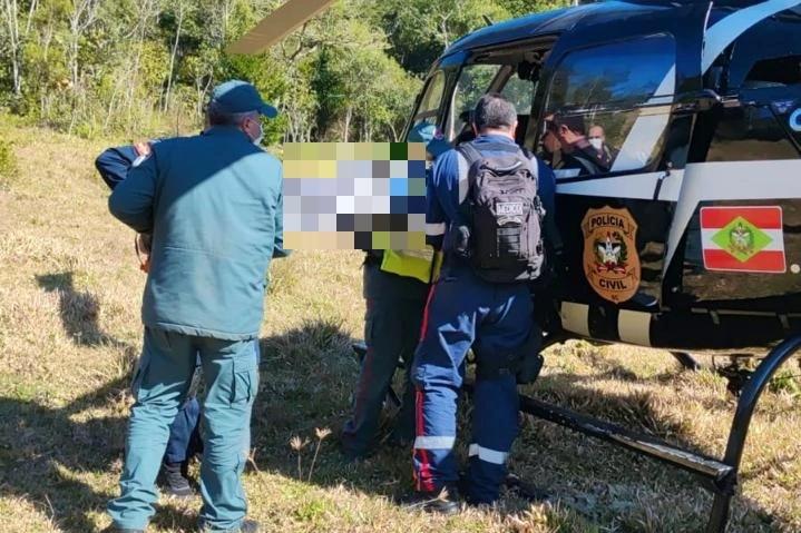 Vídeo: homem é hospitalizado após ser atingido por árvore
