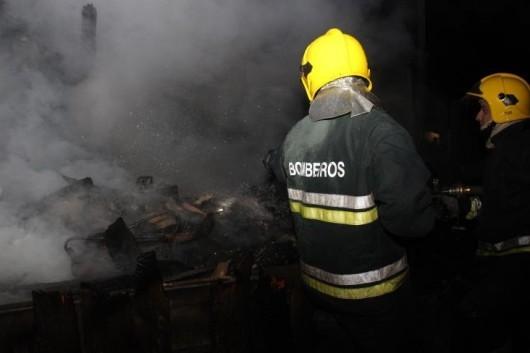 Incêndio destrói paiol de casa em Lauro Müller
