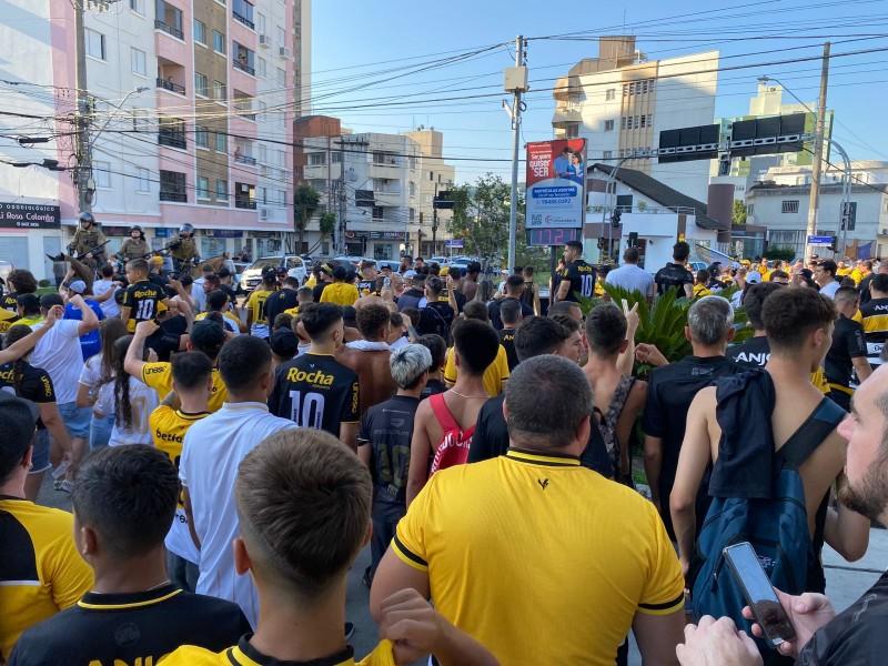Com sinalizadores e banda, torcedores recepcionam elenco do Criciúma antes da partida contra o JEC 