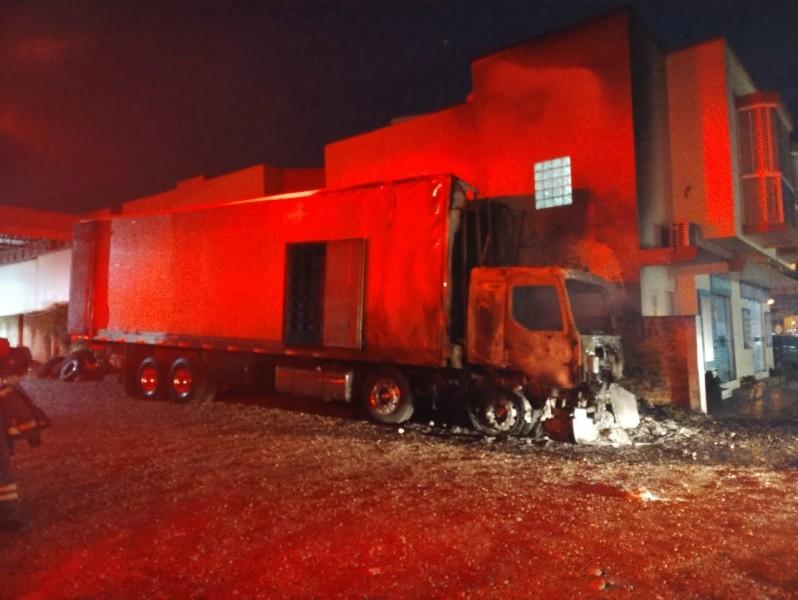 Caminhão é destruído por incêndio em Praia Grande 