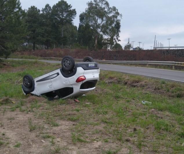 Motorista embriagado capota veículo na SC-114 e acaba preso pela polícia