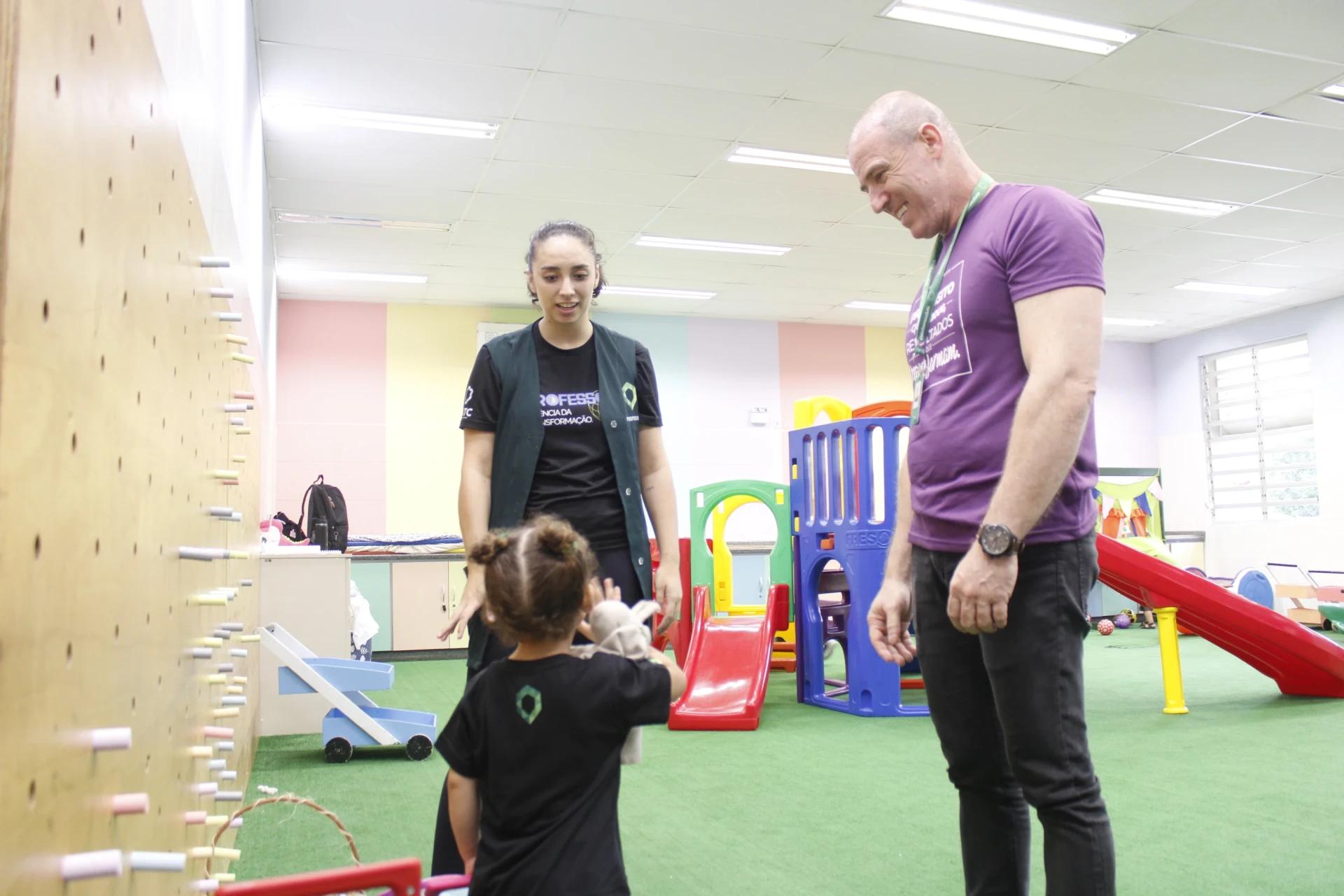 Profissionais da educação orientam famílias sobre adaptação escolar