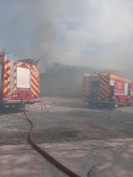 Incêndio destrói interior de depósito de estabelecimento comercial