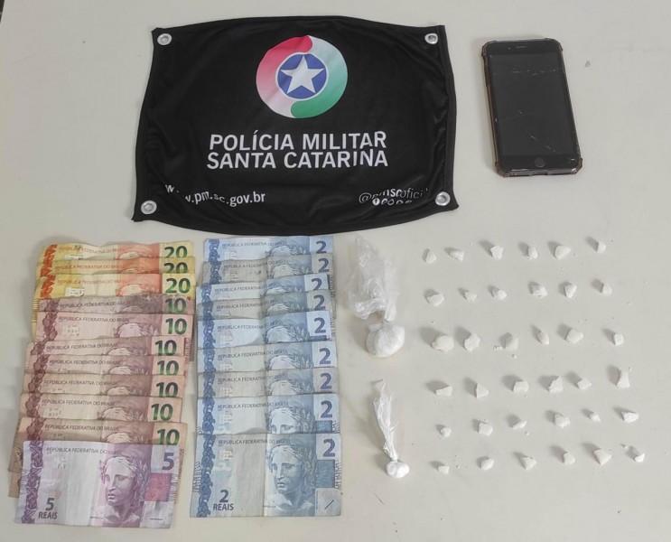 Criciúma: adolescente é apreendido após ser abordado com pedras de crack e porção de cocaína