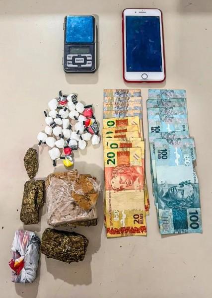 Jovem é preso e adolescente é apreendido por tráfico de drogas em Tubarão