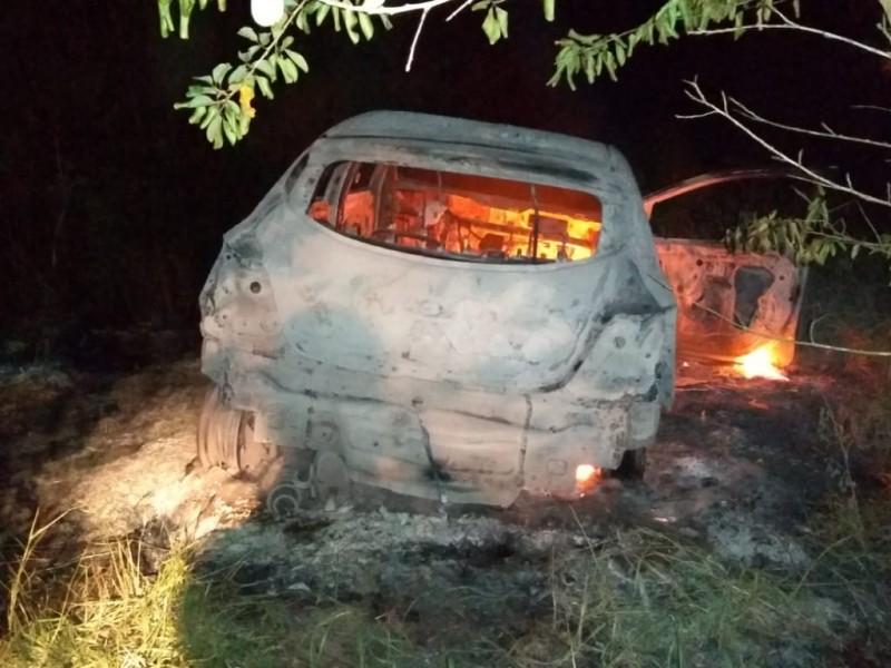 Veículo utilizado em roubo de malotes é encontrado em chamas no município de Tubarão 