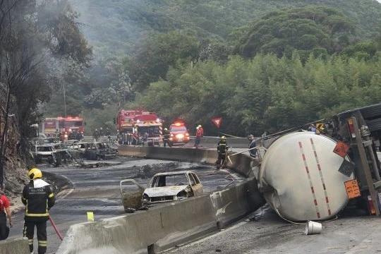Morro dos Cavalos: com 21 veículos e três carretas destruídos, quem pagará a conta?