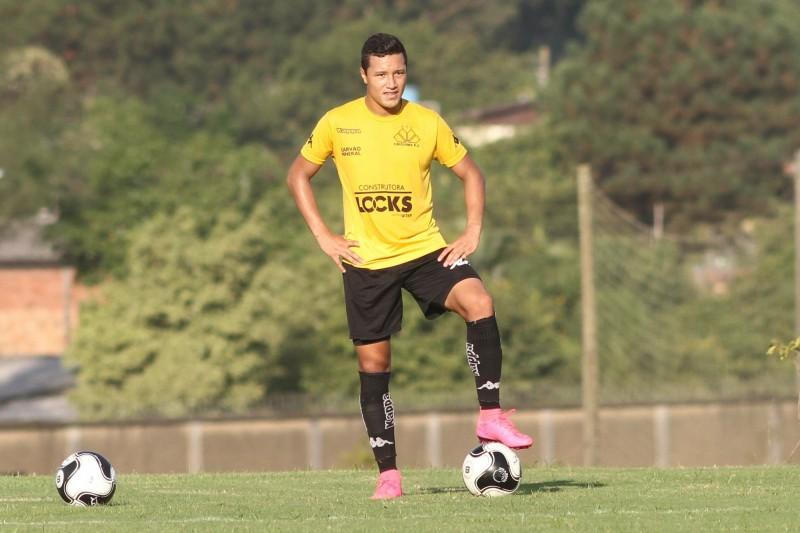Fluminense encaminha compra do lateral Marlon