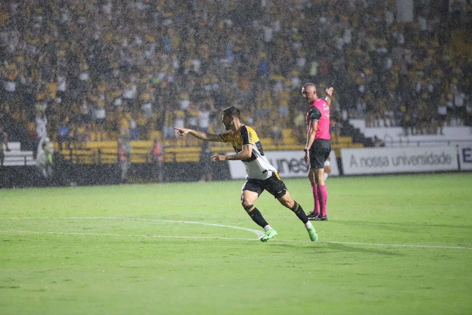 Criciúma sai na frente, mas sofre empate do Barra dentro de casa