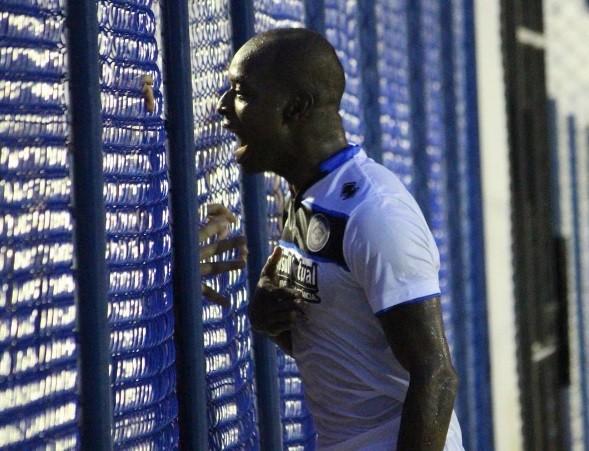 Com quatro gols nos últimos jogos, Rentería comemora reação do Peixe