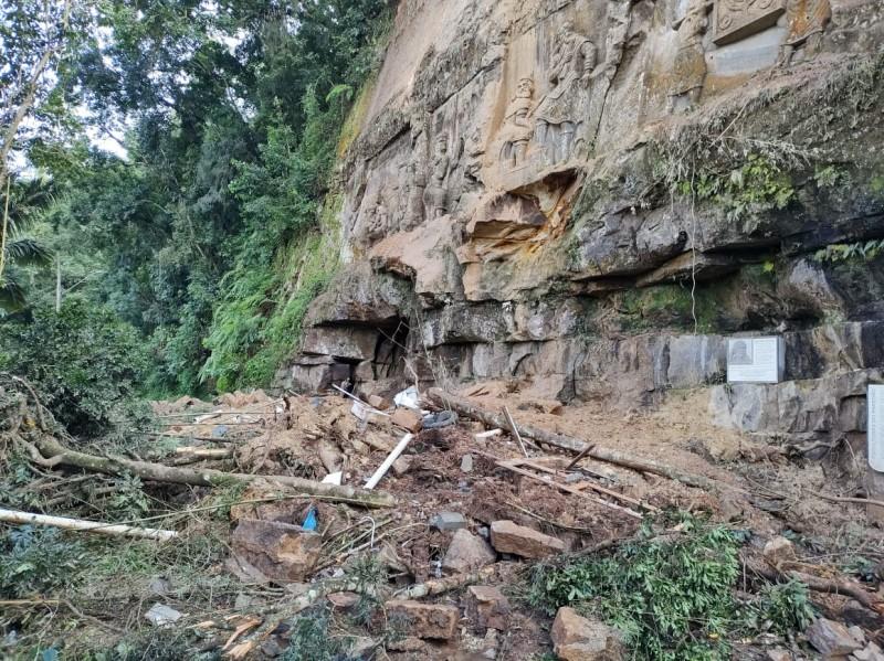 Desmoronamento de encosta atinge Esculturas do Paredão e destrói estátua do artista Zé Diabo 