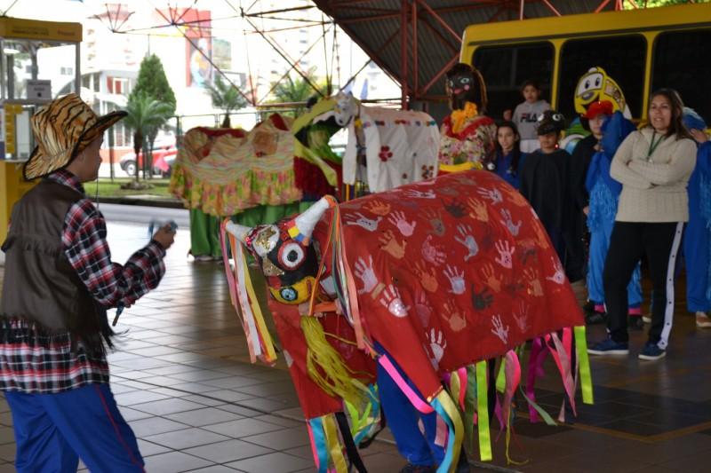 Dança e tradição marcam apresentação do Boi de Mamão nos terminais