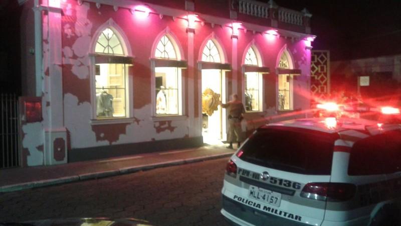 Loja tem 200 peças de roupas furtadas e prejuízo de R$ 60 mil