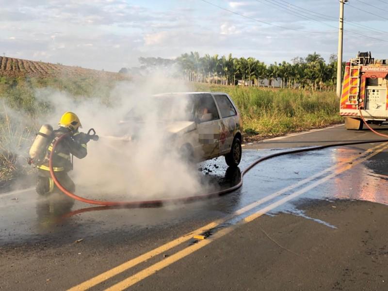 Veículo é atingido por incêndio em Turvo
